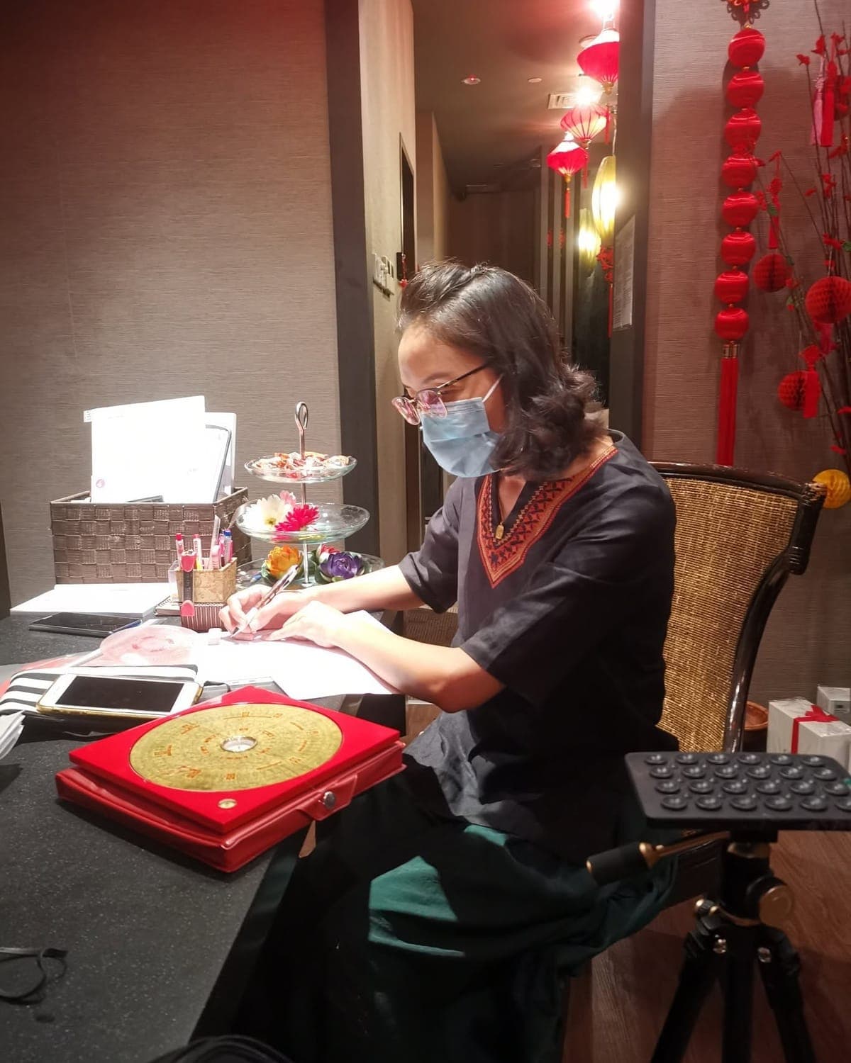 Jessica talking a client through a chart at the Beauty World Centre unit